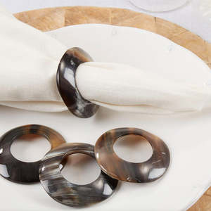 Anillo para Servilletas de Cuerno de Búfalo Pulido a Mano para una Presentación Elegante de la Mesa y Cenas de Lujo - Product Image 1
