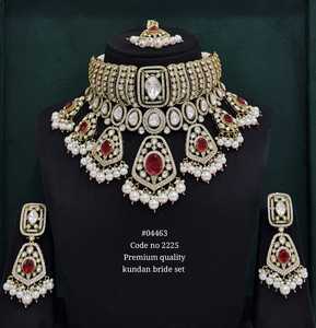Juego de joyería nupcial Kundan de calidad premium 04463 con piedras rojas dobles y perlas, collar nupcial chapado en Mehandi, aretes y tikka. - Product Image 1