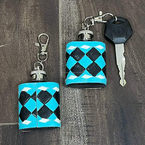 Porte-clés en cuir artisanal à motif damier 2026, mini flasques à clip en cuir coloré pour cadeau promotionnel ou accessoire - Product Image 6
