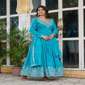 Tenue Anarkali en soie américaine de créateur VASTRA COTTAGE avec travail de broderie et de sequins, pantalon élastique et dupatta assorti, robe élégante - Product Image 1
