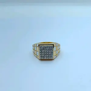 Exquisito Anillo de Hombre Chapado en Oro de 22K con un Circonio Brillante Central y Dos Acentos de Rubí Rojo Intenso en Forma de Baguette - Product Image 3