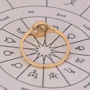 Bague minimaliste Leo avec pierres latérales rondes EF VS en platine massif 950, 0,23 CT, cadeau pour femme de créateur - Product Image 4