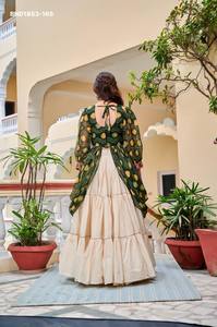 Lehenga Crème en Coton Pur de Créateur avec Dentelle Rubanée et Volants Évasés - Blouse Fantaisie Brodée et Imprimée - Exportateur Indien - Product Image 2