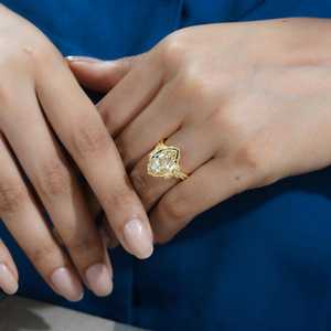 Anillo de compromiso con diamante amarillo de laboratorio de corte marquesa de 3.60 quilates |   Catedral Vintage |   Certificado por IGI - Product Image 4