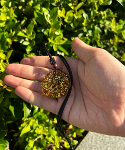 Colgante Artesanal de Orgonita con Lámina de Oro y Cristales de Reiki de 7 Chakras para Buena Suerte, Yoga y Meditación - Product Image 4