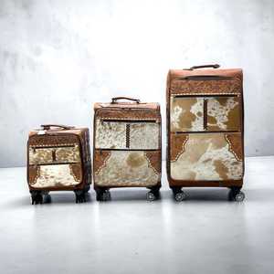 Ensemble de bagages en cuir de vachette turquoise style western, 3 pièces – Valises de voyage en cuir repoussé avec roulettes pivotantes - Product Image 1