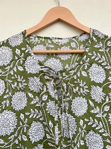 Elegante Vestido Midi Boho Verde Floral Hecho a Mano con Cuello de Lazo y Estampado Étnico, Vestido Casual - Product Image 4
