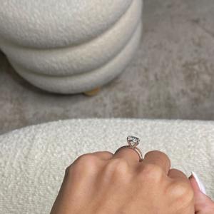 Anillo de Diamante Ovalado de 4 Quilates Cultivado en Laboratorio _ Anillo de Compromiso Solitario _ Oro Blanco de 14k _ Certificado IGI - Product Image 4