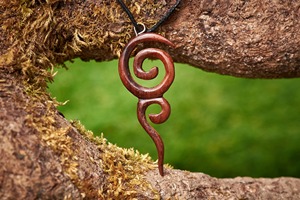 Collier pendentif en spirale en bois, design artisanal en bois naturel, cordon noir, style bohème, accessoire de bijouterie - Product Image 4