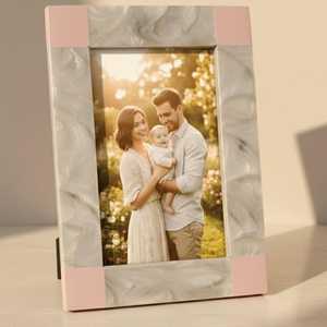 Marco de Fotos Contemporáneo Hecho a Mano con Incrustaciones de Resina y Hueso, Exhibición de Fotos Personalizada Premium para Retratos Familiares, Fotos de Boda y Más - Product Image 1