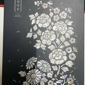 สำหรับหนังสือโปสการ์ดรูปภาพอย่างเป็นทางการของ BTS - คอลเลกชันโปสเตอร์อนิเมะ Dalmajung - Product Image 3