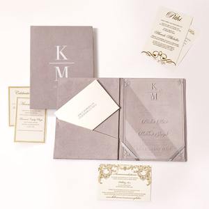Carpeta de Invitación de Boda de Terciopelo Taupe de Lujo, Monograma Personalizado, Invitación de Acrílico Transparente, Sobre con Bolsillo e Inserciones de Papel Dorado - Product Image 3