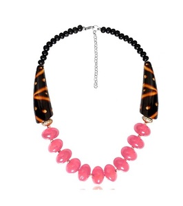 Nouveau Collier de Perles en Résine Rouge pour Femme, Bijou Tendance Plaqué Or, Chaîne pour Fête et Occasions Spéciales, Modèles de Colliers pour Femme - Product Image 3