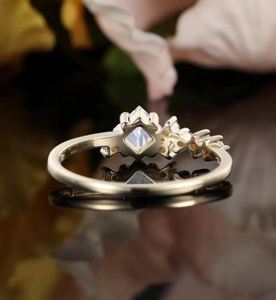 Bague de fiançailles en moissanite taille princesse, style Art Déco, avec grappe de diamants, plaqué or 14 carats sur argent, vintage, cadeau de mariage ou d'anniversaire - Product Image 2