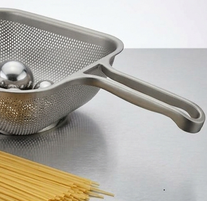 Colador de Cobre con Diseño de Malla Plateada y Mango Largo para Cocina - Product Image 2