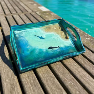 Plateau artisanal en bois et résine, thème océan, avec coquillages et sable véritable, pigment qui brille dans le noir. - Product Image 1