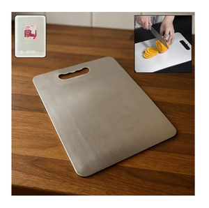 Planche à découper en acier inoxydable de qualité supérieure pour la vaisselle de table, la préparation des pâtisseries et le service, avec poignée et à prix avantageux - Product Image 1