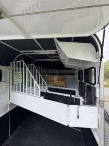 Nuevo Remolque para Caballos Premium 2022 con Carga en Ángulo para Remolque de Caballos, Capacidad Máxima de 2 Caballos en Venta - Product Image 2