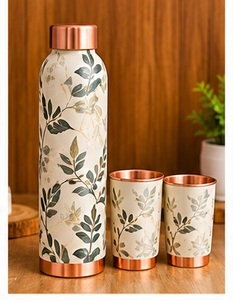 Botella de Agua Color Cobre Marrón con Diseño Floral Dorado y Dos Tazas a Juego, Portátil y Ecológica - Product Image 3