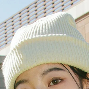 หมวกบีนนี่คุณภาพสูง ปักโลโก้ด้วยเพชรเทียม หมวกบีนนี่ฤดูหนาวพร้อมโลโก้แบบกำหนดเอง หมวกไหมพรมอุ่นๆ สำหรับผู้ชายและผู้หญิง - Product Image 2