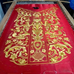 Casulla Romana Personalizable, Ecológica y Bordada a Mano con Hilos de Oro |   Vestimenta Litúrgica Roja para Sacerdote con Flores Grandes - Product Image 6