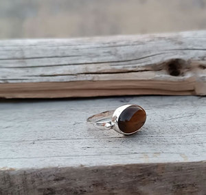 แหวนทองเหลืองทำมือประดับพลอยตาเสือทรงรี แหวนพลอยตาเสือธรรมชาติ แหวนสไตล์โบโฮสำหรับผู้หญิง - Product Image 1