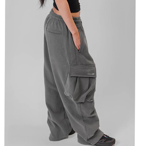 Pantalon de survêtement cargo épais pour homme, style streetwear ample, en molleton, avec plusieurs poches, coupe décontractée, logo personnalisé, en coton - Product Image 3