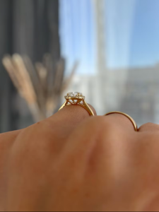 Anillo de Compromiso con Diamante Cultivado en Laboratorio, Estilo Vintage, en Oro Blanco con Corte Pera en el Centro y Detalles Laterales Marquise para Mujer - Product Image 3