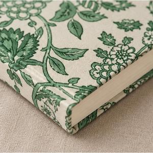 Cuaderno de tapa dura cubierto con tela verde con estampado floral botánico CRAFT HACKLE, 50 hojas de papel hecho a mano, diario de tela color crema - Product Image 2