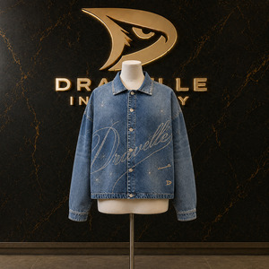 เสื้อเชิ้ตยีนส์ฟอกสีน้ำเงินขายส่ง ประดับด้วยกลิตเตอร์และเพชรพลอย สำหรับเสื้อแจ็คเก็ตกราฟิกสไตล์ไซเบอร์ Y2K สตรีทแวร์ทรงหลวมสำหรับทุกเพศ จากโรงงาน - Product Image 1