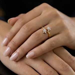 Anillo de lujo con diamantes cultivados en laboratorio, corte redondo, diseño floral, para mujer, oro sólido de 14K, regalo de boda para parejas - Product Image 5