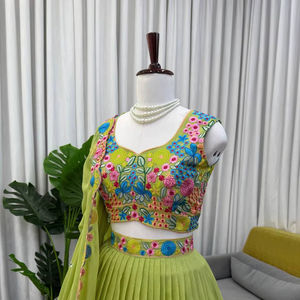 Ensemble Lehenga Choli en Soie Organza Tabby Spécial Sangeet avec Broderie de Fil de Soie et Sequins, et Dupatta avec Bordure en Dentelle Tabby - Product Image 1