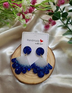 Boucles d'oreilles éventail en résine bleue pailletée faites à la main, bijoux tendance au design exquis - Product Image 4