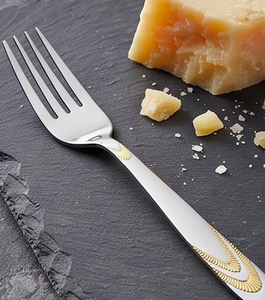 Elegante juego de cubiertos con detalles dorados, metal pulido a espejo, apto para lavavajillas, ideal para servicio de comidas en bodas. - Product Image 5