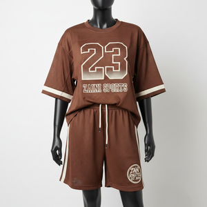 Conjunto de pantalón corto de malla de poliéster de secado rápido de alta calidad, 230 GSM, color marrón beige con panel de rayas en contraste, corte holgado, logotipo con transferencia térmica. - Product Image 1