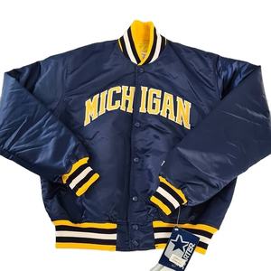 Chaqueta Bomber Varsity Personalizada con Bordado Frontal, Color Gris Liso, Unisex, Satinada, Ecológica, Transpirable, Deportiva, Informal, Estilo Letterman - Product Image 2