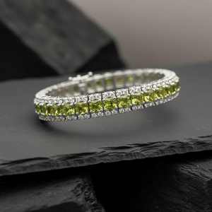 Bracelet tennis carré en péridot, accents en argent sterling 925, bijou élégant en pierres précieuses, cadeau pour femme - Product Image 1