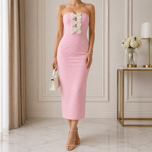 Robe midi élégante et moderne sans bretelles ornée de perles avec triple détail de nœuds |   Robe de soirée chic rose droite et écologique pour femme - Product Image 3