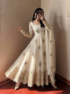 Ensemble de robe longue en soie Fendy tendance avec broderie de sequins lourds, extensible, séchage rapide, style moderne, dupatta de créateur - Product Image 3