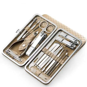 Ensemble de manucure et pédicure haut de gamme, de qualité supérieure, fabriqué sur mesure en acier inoxydable léger, avec emballage personnalisé - Product Image 3