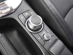 Toyota Yaris XLE 2020 à faible consommation de carburant, boîte manuelle/automatique, intérieur cuir foncé, pneus R17, essence/électrique 4L - Product Image 4