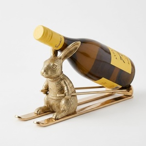 Support à vin de luxe en laiton en forme de lapin, figurine animale pour bouteille unique, élégant support à vin en aluminium moulé, centre de table lapin skieur, idéal pour un cadeau - Product Image 1