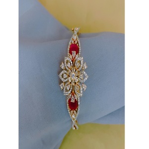 Elegante Brazalete con Zirconia Cúbica Brillante y Acabado Dorado, Estilo Americano, para Uso Moderno, para Mujeres y Niñas - Product Image 1