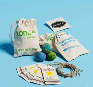 Étiquettes suspendues personnalisées de luxe en gros avec logo, en papier écologique et plantable pour vêtements, chaussures et emballages de mode - Product Image 1