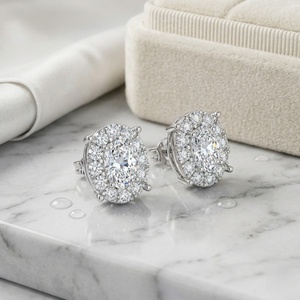 Boucles d'oreilles solitaires ovales en diamant de laboratoire de 1,30 carat, certifiées IGI, élégantes, serties à quatre griffes en or 10 carats - Product Image 2