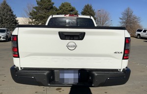Nissan Frontier S Deluxe Premium, SUV de Cabina Extendida con Tracción en las Cuatro Ruedas y Asientos de Cuero - Product Image 2