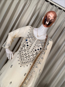 ชุดสาหรี่กะมีซสำหรับงานปาร์ตี้และงานแต่งงานสำหรับผู้หญิง พร้อมเสื้อปักลายกระจกแท้ ดีไซน์ลายวาดมือ กางเกงพลลาโซ และผ้าคลุมไหล่ - Product Image 4