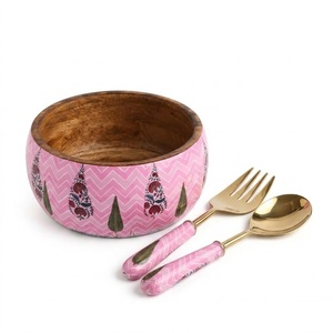 Ensemble de saladiers en bois de manguier faits à la main avec couverts à motif Mughal plaqués or et finition émaillée, pour une présentation de luxe. - Product Image 1