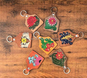 Porte-clés en cuir taillé sculpté à la main Porte-clés en cuir de forme exotique mignon Accessoires en cuir taillé Porte-clés mignons pour unisexe - Product Image 5