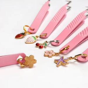 Juego de Pinzas para Pestañas Morje Surgical Logo, Herramientas de Precisión de Acero Inoxidable, Puntas Dentadas, 10 mm de Longitud, Caja con Diseño de Mariposa - Product Image 6